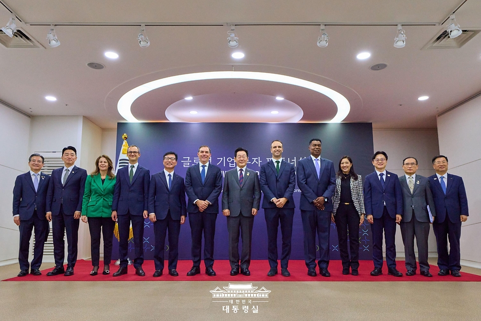 이재명 대통령이 29일 경북 경주 예술의전당에서 열린 글로벌 기업 투자 파트너십에서 참석자들과 함께 기념촬영을 하고 있다.