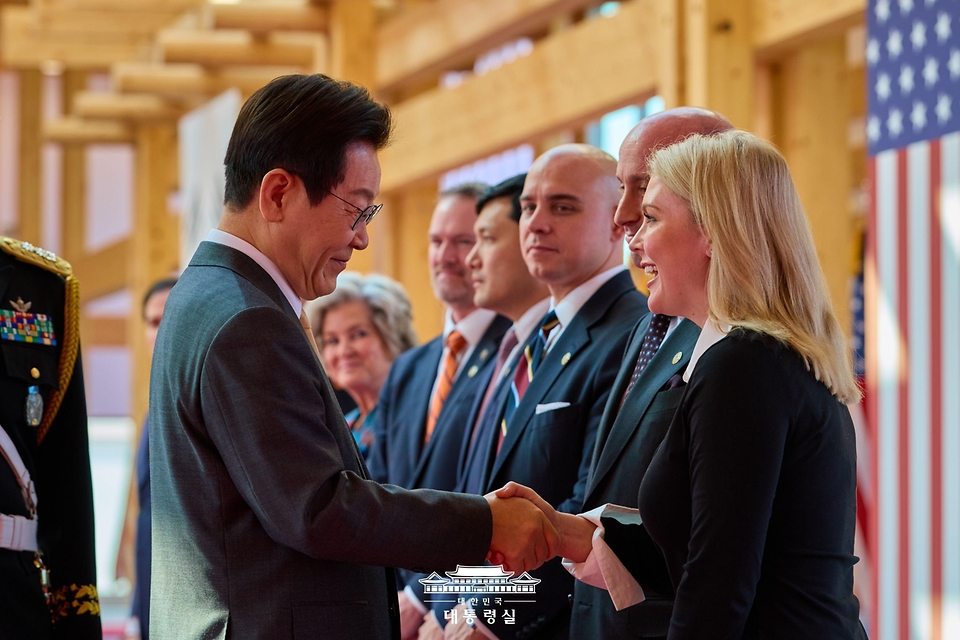 이재명 대통령이 29일 경북 경주박물관에서 열린 한미 정상회담에 앞서 참석자들과 인사하고 있다. 