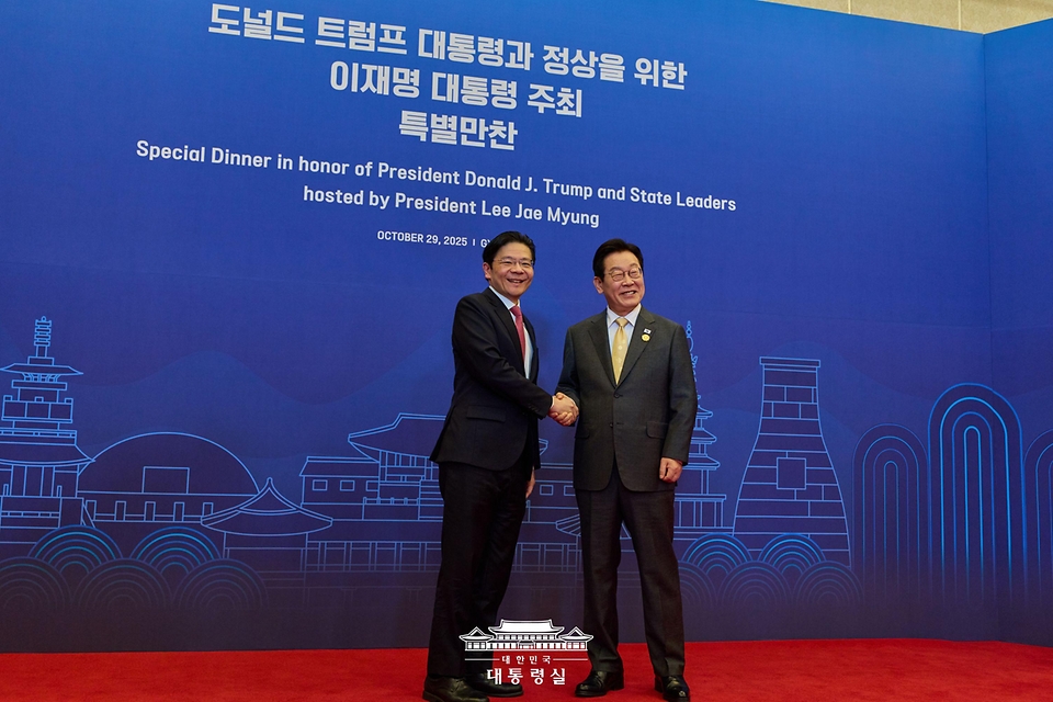 이재명 대통령이 29일 경북 경주 힐튼호텔 그랜드볼룸에서 열린 대통령 주최 정상 특별만찬에서 로런스 웡 싱가포르 총리를 영접하고 있다.