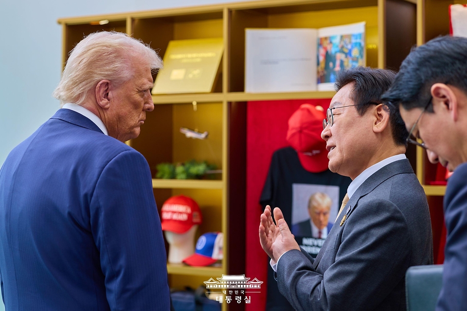 이재명 대통령과 도널드 트럼프 미국 대통령이 29일 경북 경주박물관에서 정상회담에 앞서 트럼프 굿즈 전시품을 관람하고 있다.