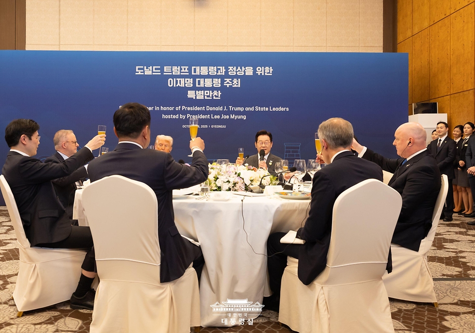 이재명 대통령이 29일 경북 경주 힐튼호텔 그랜드볼룸에서 열린 대통령 주최 정상 특별만찬에서 환영사를 하고 있다.