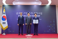 이재명 대통령이 29일 경북 경주예술의전당에서 열린 글로벌 기업 투자 파트너십 투자협약식에서 니콜라 푸아리앙 에어리퀴드코리아 대표와 김정관 산업통상부 장관과 함께 기념촬영을 하고 있다.