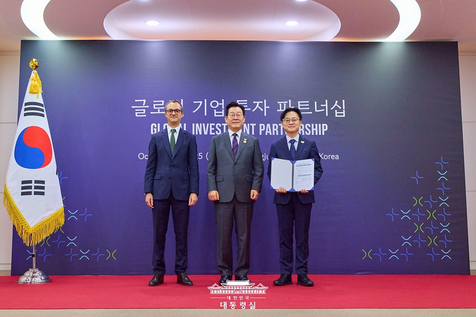 이재명 대통령이 29일 경북 경주예술의전당에서 열린 글로벌 기업 투자 파트너십 투자협약식에서 니콜라 푸아리앙 에어리퀴드코리아 대표와 김정관 산업통상부 장관과 함께 기념촬영을 하고 있다.