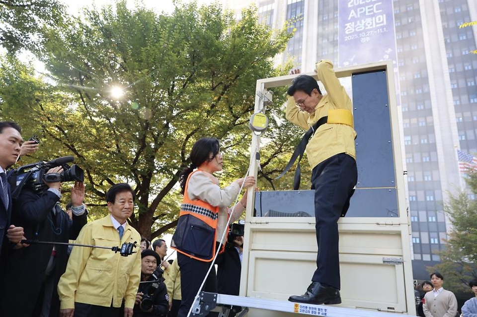 김민석 국무총리가 29일 세종대로 정부서울청사에서 열린 화재 대피 민방위 훈련에서 화재 진압, 심폐소생술 등 훈련을 체험하고 있다.
