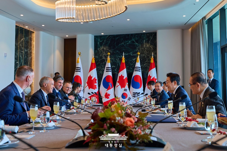 이재명 대통령과 마크 카니 캐나다 총리가 30일 경북 경주의 한 호텔에서 열린 한-캐나다 확대 오찬회담을 하고 있다.