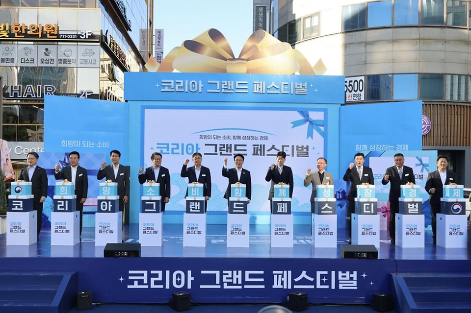 김민석 국무총리가 28일 부산 광복로 분수광장에서 열린 코리아 그랜드 페스티벌 개막식에 참석, 축사 및 개막 퍼포먼스를 하고 있다.