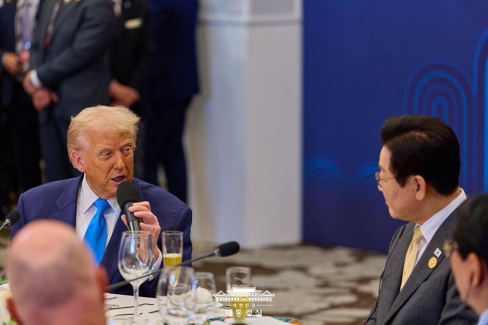 도널드 트럼프 미국 대통령이 29일 경북 경주 힐튼호텔 그랜드볼룸에서 열린 이재명 대통령 주최 정상 특별만찬에서 축사를 하고 있다.