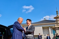 이재명 대통령이 29일 경북 경주박물관에 도착한 도널드 트럼프 미국 대통령과 악수하고 있다.