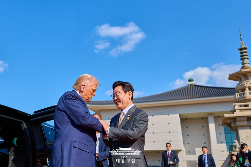 이재명 대통령이 29일 경북 경주박물관에 도착한 도널드 트럼프 미국 대통령과 악수하고 있다.