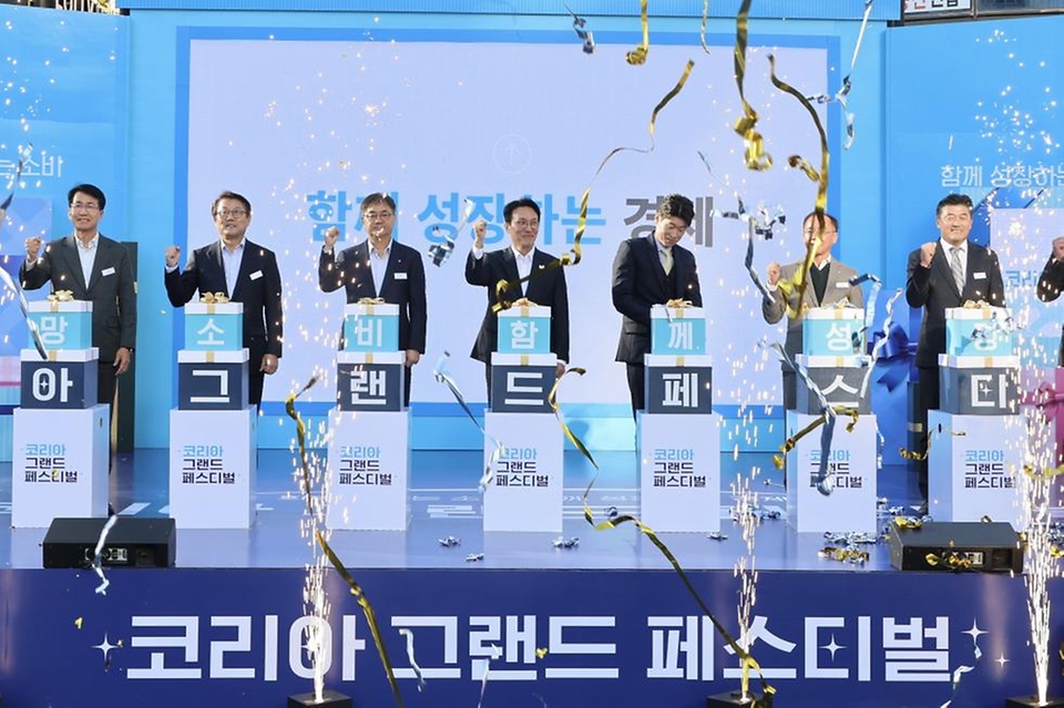 김민석 국무총리가 28일 부산 광복로 분수광장에서 열린 코리아 그랜드 페스티벌 개막식에 참석, 축사 및 개막 퍼포먼스를 하고 있다.