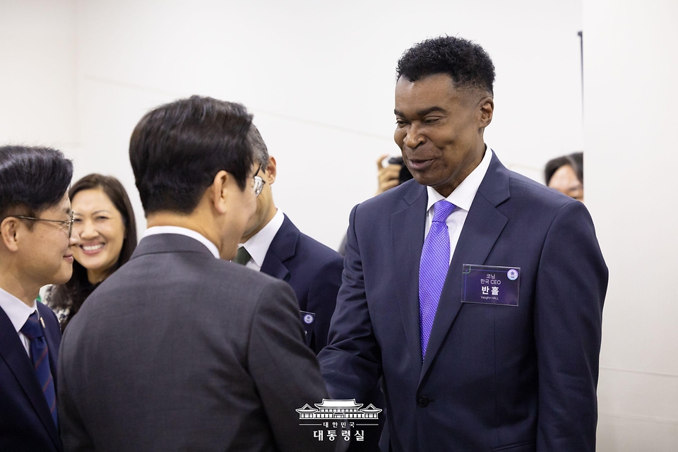 이재명 대통령이 29일 경북 경주 예술의전당에서 열린 글로벌 기업 투자 파트너십 투자협약식에서 반 홀 코닝 한국 총괄사장과 인사하고 있다. 