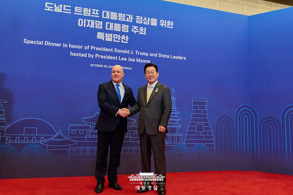 이재명 대통령이 29일 경북 경주 힐튼호텔 그랜드볼룸에서 열린 대통령 주최 정상 특별만찬에서 크리스토퍼 럭슨 뉴질랜드 총리를 영접하고 있다.