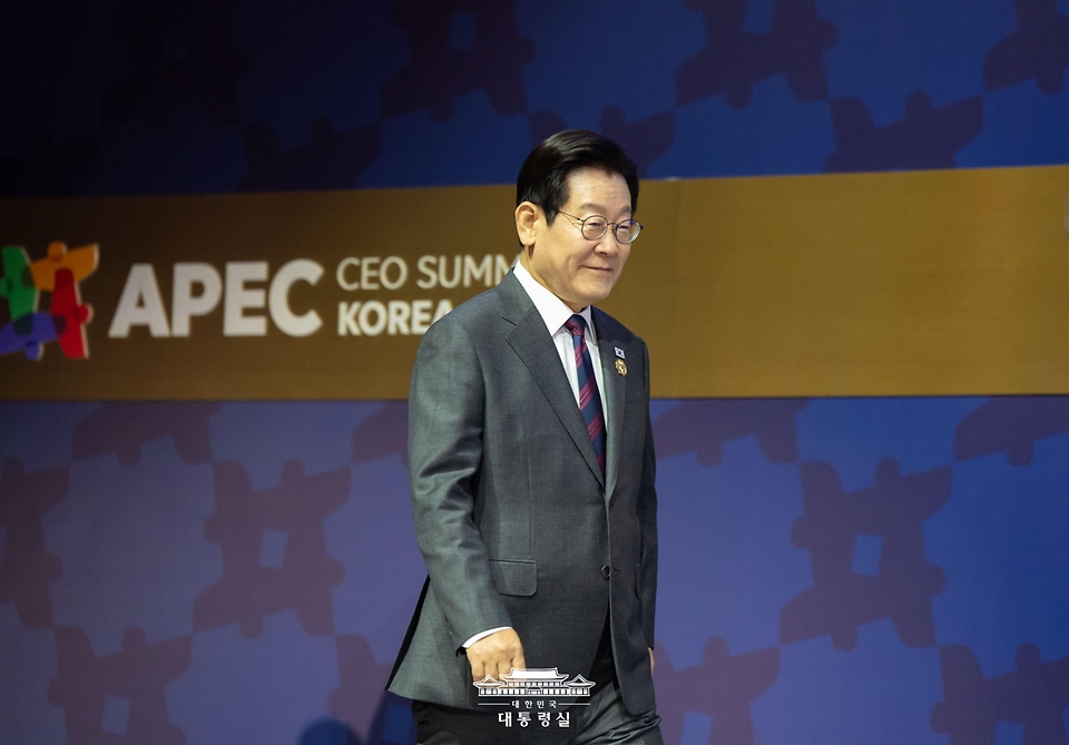 이재명 대통령이 29일 경북 경주 예술의전당에서 열린 아시아태평양경제협력체(APEC) 정상회의 최고경영자(CEO) 서밋 개회식에서 특별연설을 하기 위해 단상으로 향하고 있다. 