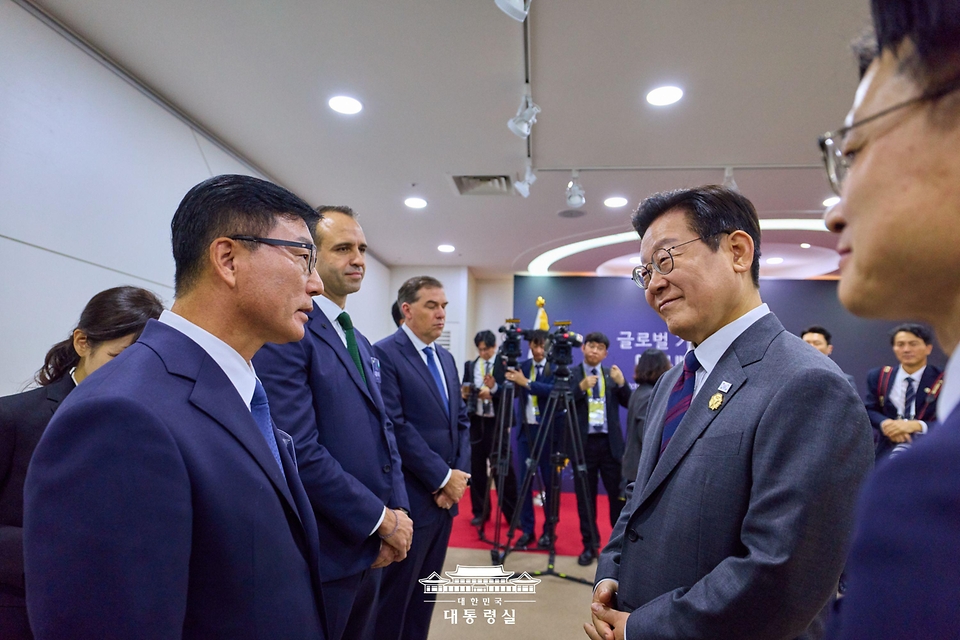 이재명 대통령이 29일 경북 경주 예술의전당에서 열린 글로벌 기업 투자 파트너십 투자협약식에서 이진안 앰코테크놀로지코리아 대표와 대화하고 있다.
