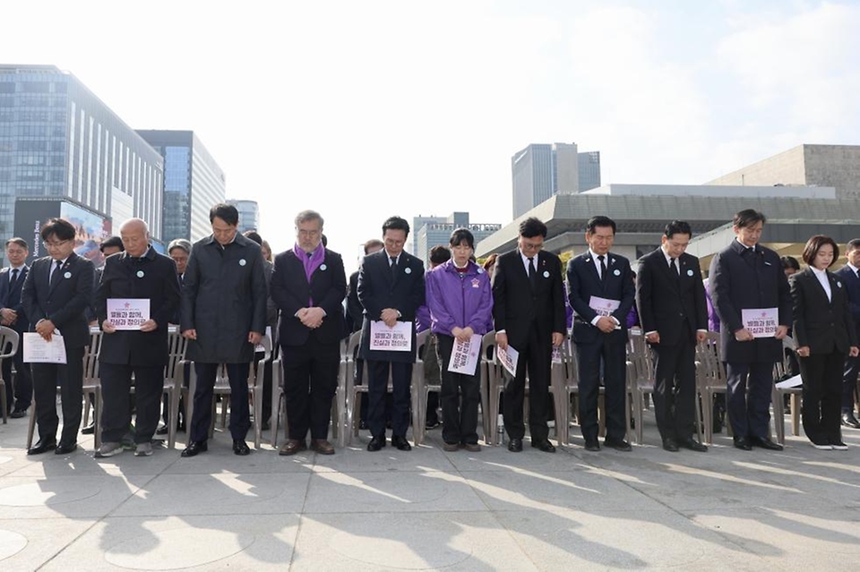 김민석 국무총리가 29일 광화문광장에서 열린 10.29 이태원참서 3주기 기억식에서 추모 묵념하고 있다.