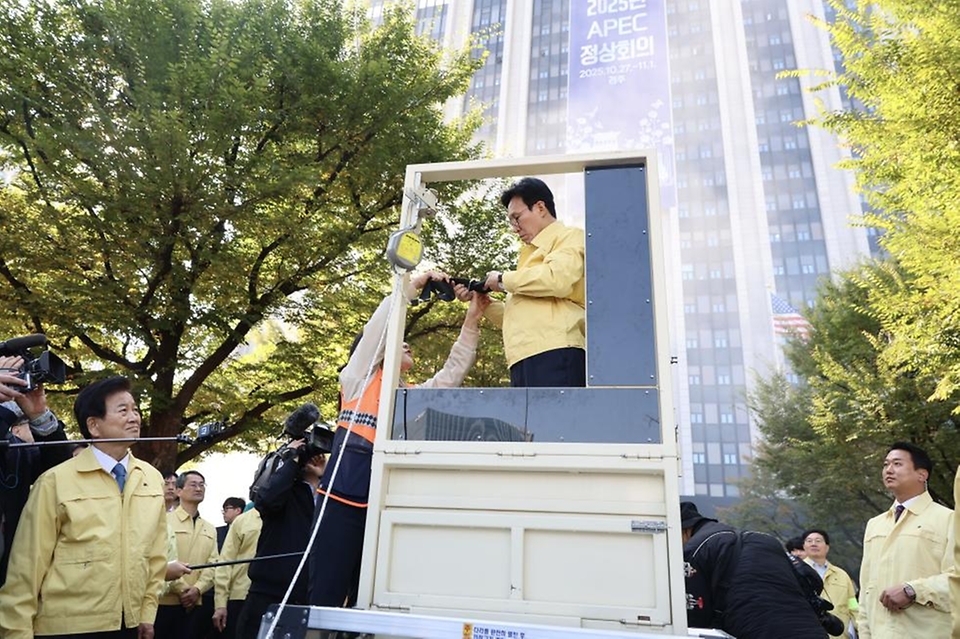 김민석 국무총리가 29일 세종대로 정부서울청사에서 열린 화재 대피 민방위 훈련에서 화재 진압, 심폐소생술 등 훈련을 체험하고 있다.