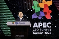 김민석 국무총리가 28일 경주 화랑마을 어울마당에서 열린 '2025 APEC CEO 서밋'의 첫 번째 공식 행사인 환영만찬에 참석, 축사를 하고 있다.