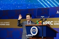 이재명 대통령이 29일 경북 경주 예술의전당에서 열린 아시아태평양경제협력체(APEC) 정상회의 최고경영자(CEO) 서밋 개회식에서 특별연설을 하기 위해 단상으로 향하며 손을 흔들고 있다. 