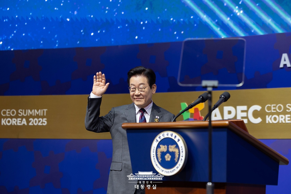 이재명 대통령이 29일 경북 경주 예술의전당에서 열린 아시아태평양경제협력체(APEC) 정상회의 최고경영자(CEO) 서밋 개회식에서 특별연설을 하기 위해 단상으로 향하며 손을 흔들고 있다. 