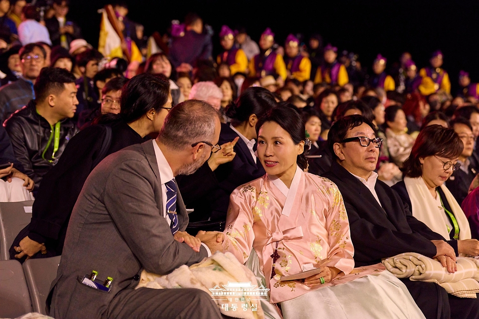김혜경 여사가 29일 오후 경북 경주 교동 월정교 특설무대에서 열린 'APEC 정상회의 한복패션쇼'에서 참석자들과 인사하고 있다.