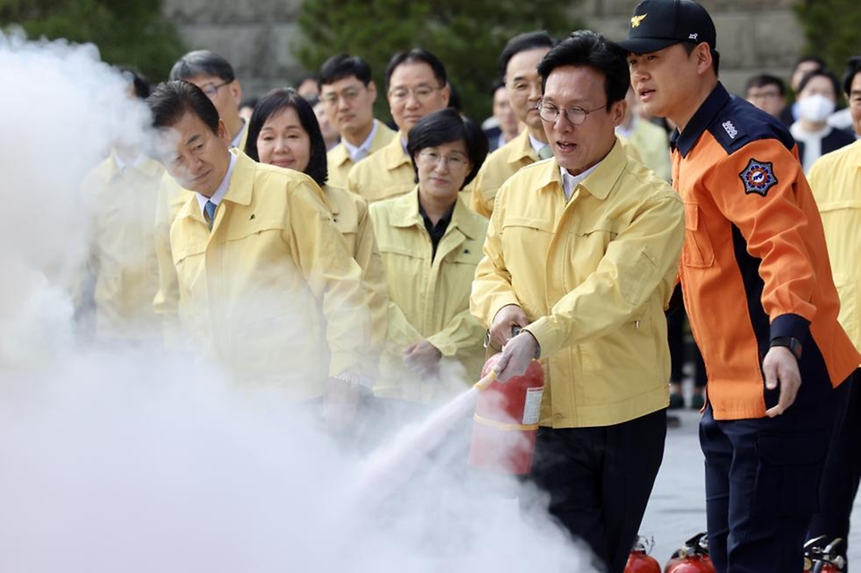 김민석 국무총리가 29일 세종대로 정부서울청사에서 열린 화재 대피 민방위 훈련에서 화재 진압, 심폐소생술 등 훈련을 체험하고 있다.
