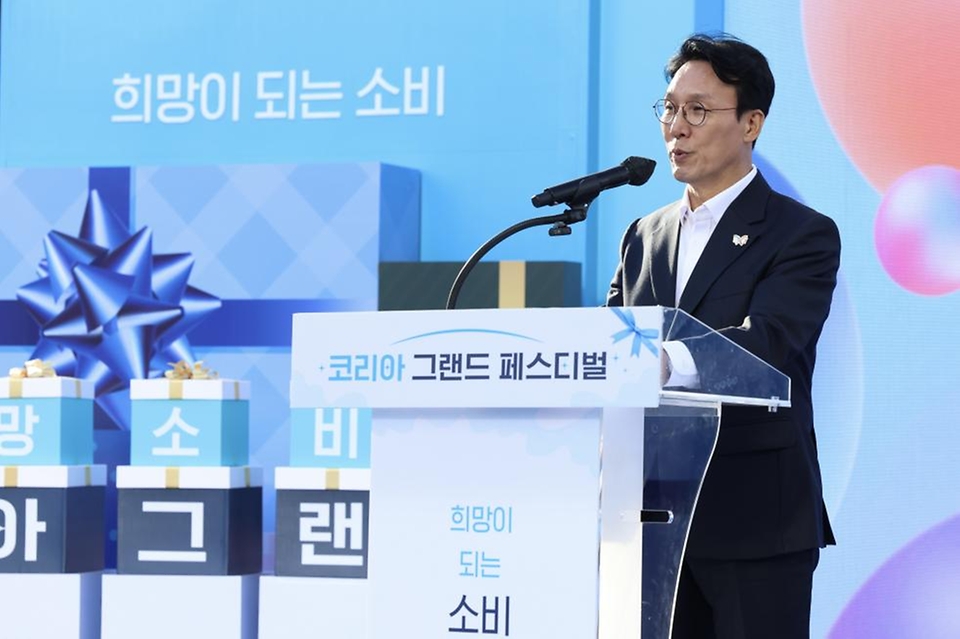 김민석 국무총리가 28일 부산 광복로 분수광장에서 열린 코리아 그랜드 페스티벌 개막식에 참석, 축사 및 개막 퍼포먼스를 하고 있다.