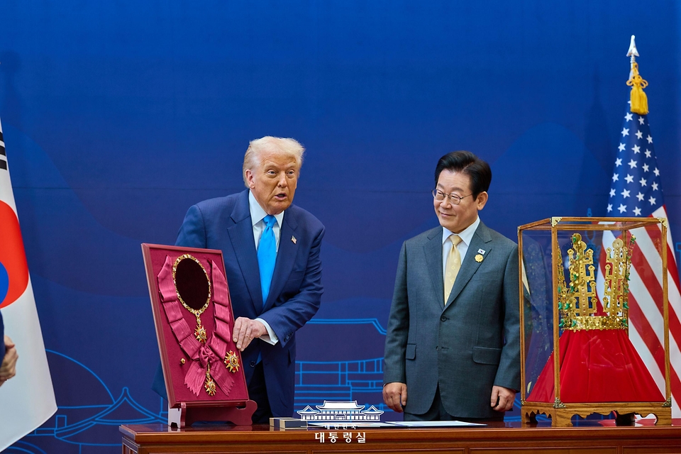 이재명 대통령이 29일 경북 경주박물관에서 열린 한미 공식 환영식에서 도널드 트럼프 미국 대통령에게 무궁화 대훈장 수여와 천마총 금관 모형을 선물하고 있다.