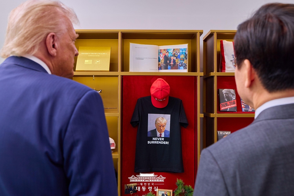 이재명 대통령과 도널드 트럼프 미국 대통령이 29일 경북 경주박물관에서 정상회담에 앞서 트럼프 굿즈 전시품을 관람하고 있다. 