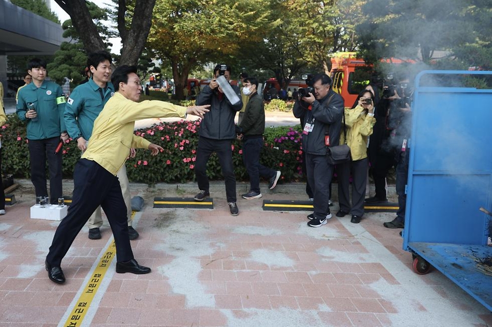 김민석 국무총리가 29일 세종대로 정부서울청사에서 열린 화재 대피 민방위 훈련에서 화재 진압, 심폐소생술 등 훈련을 체험하고 있다.