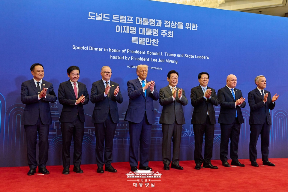 이재명 대통령이 29일 경북 경주 힐튼호텔 그랜드볼룸에서 열린 대통령 주최 정상 특별만찬에 앞서 각국 정상들과 기념촬영을 하고 있다.