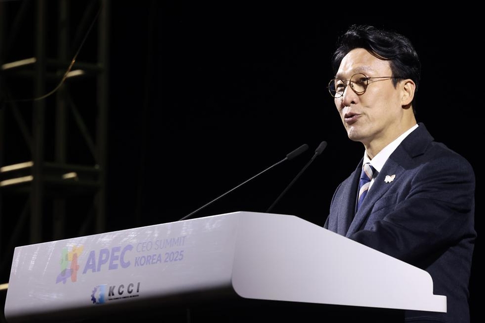 김민석 국무총리가 28일 경주 화랑마을 어울마당에서 열린 '2025 APEC CEO 서밋'의 첫 번째 공식 행사인 환영만찬에 참석, 축사를 하고 있다.