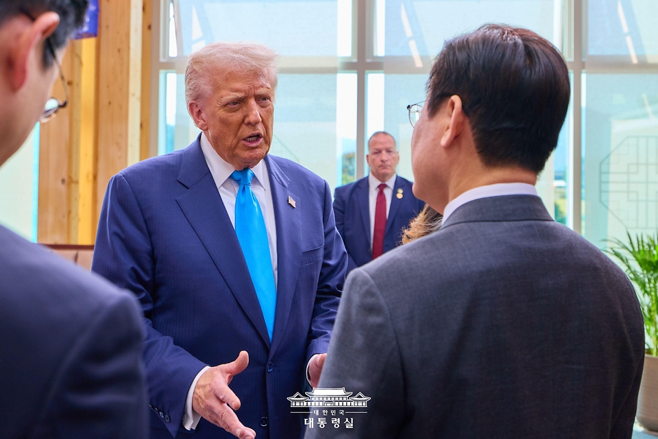 이재명 대통령과 도널드 트럼프 미국 대통령이 29일 경북 경주박물관에서 정상회담에 앞서 대화하고 있다. 