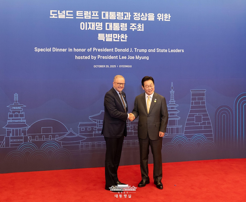 이재명 대통령이 29일 경북 경주 힐튼호텔 그랜드볼룸에서 열린 대통령 주최 정상 특별만찬에서 앤서니 앨버니지 호주 총리를 영접하고 있다.