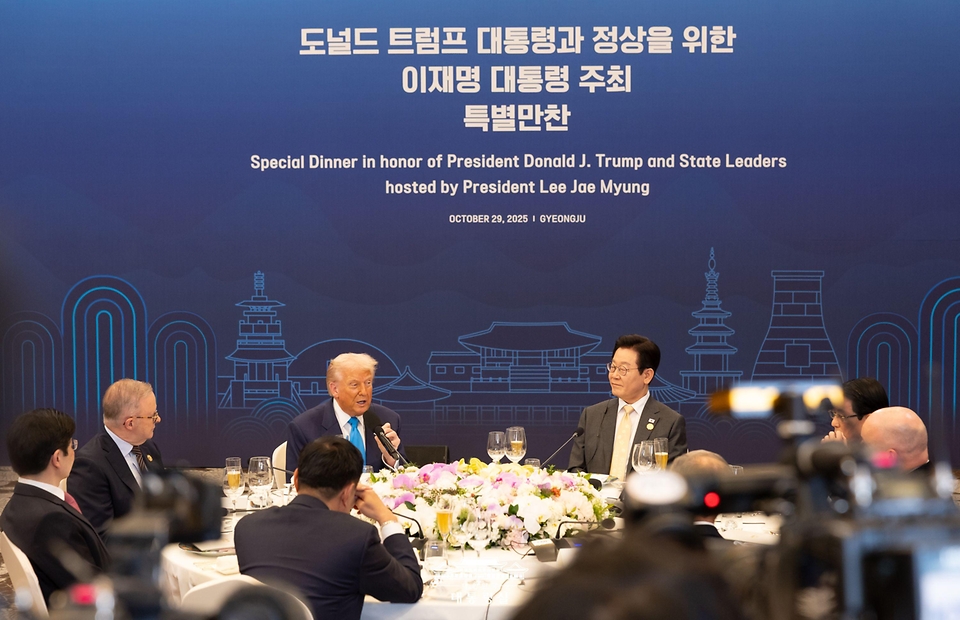 도널드 트럼프 미국 대통령이 29일 경북 경주 힐튼호텔 그랜드볼룸에서 열린 이재명 대통령 주최 정상 특별만찬에서 축사를 하고 있다.