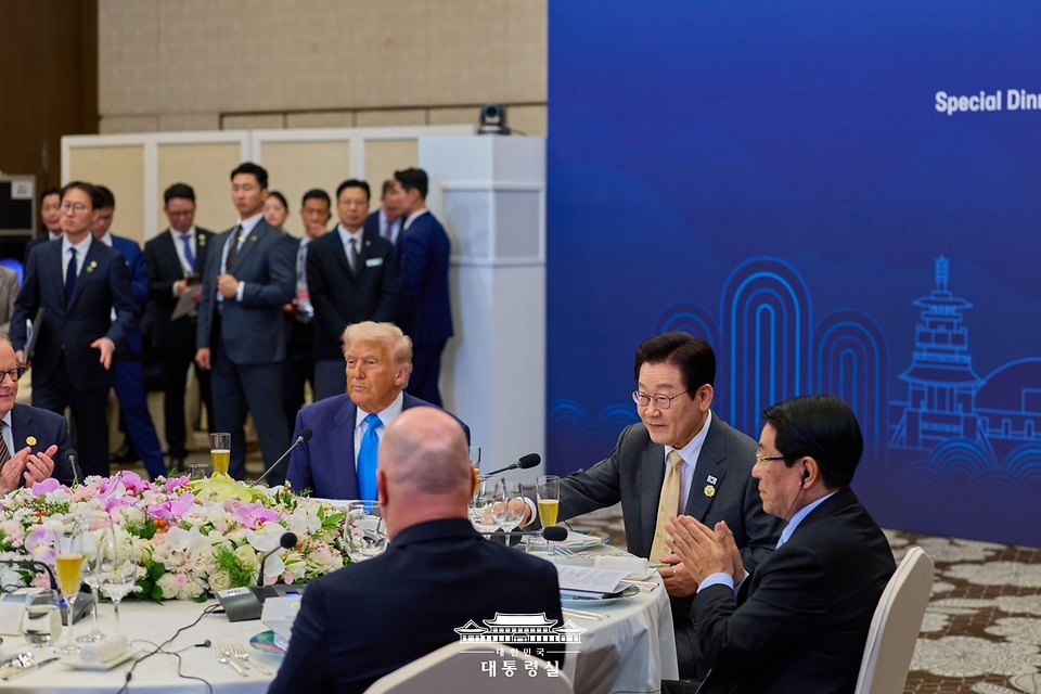 이재명 대통령이 29일 경북 경주 힐튼호텔 그랜드볼룸에서 열린 대통령 주최 정상 특별만찬에서 환영사를 하고 있다.