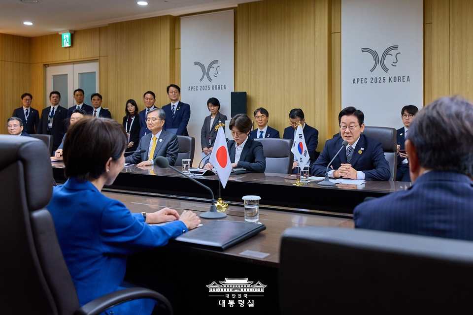 이재명 대통령과 다카이치 사나에 일본 총리가 30일 경북 경주 APEC 정상회의장에서 열린 한일 정상회담을 하고 있다.