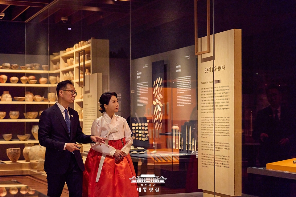 김혜경 여사가 30일 경북 경주박물관에서 윤상덕 국립경주박물관장의 해설을 들으며 신라역사관을 관람하고 있다.