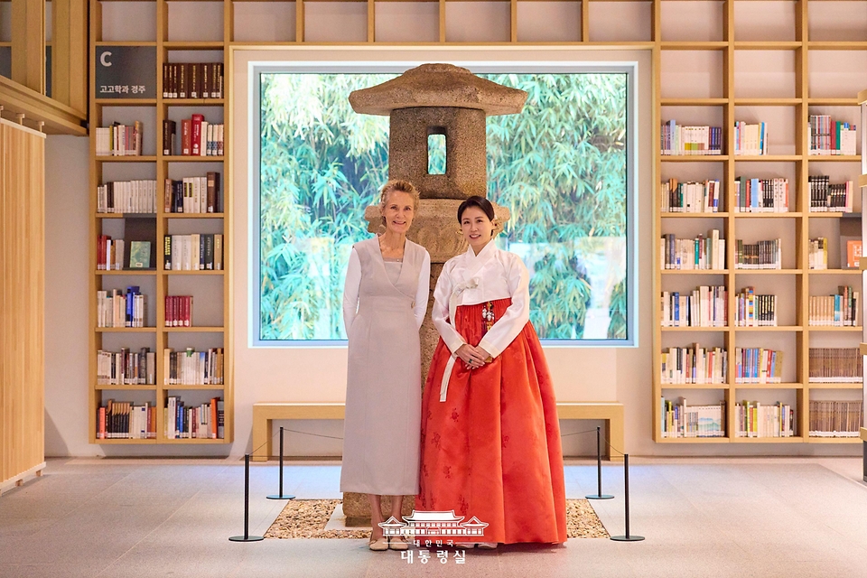 김혜경 여사가 30일 경북 경주박물관 신라천년서고에서 캐나다 총리 부인 다이애나 폭스 카니 여사와 함께 기념촬영을 하고 있다.
