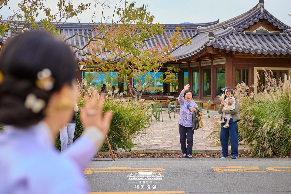 김혜경 여사가 30일 경북 경주 교촌마을을 방문해 관광객들과 인사하고 있다.