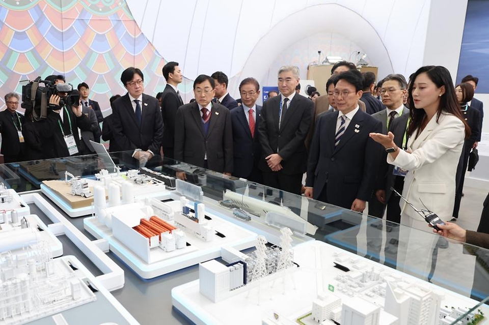 김민석 국무총리가 30일 경북 경주엑스포대공원 에어돔에 마련된 K-Tech 쇼케이스를 방문, 전시부스를 둘러보고 있다.