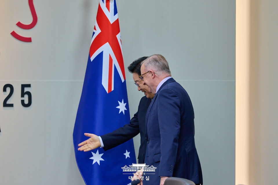 이재명 대통령이 30일 경북 경주 APEC 정상회의장에서 열린 한-호주 정상회담에 앤소니 알바니지 호주 총리의 자리를 안내하고 있다.
