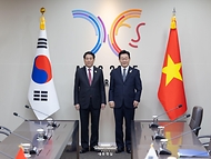 이재명 대통령과 르엉 끄엉 베트남 국가주석이 30일 경북 경주 APEC 정상회의장에서 열린 한-베트남 정상회담에 앞서 기념촬영을 하고 있다.