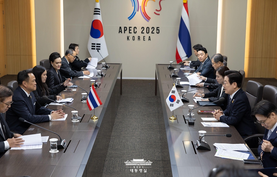 이재명 대통령과 아누틴 찬위라꾼 태국 총리가 30일 경북 경주 APEC 정상회의장에서 열린 양자회담을 하고 있다.