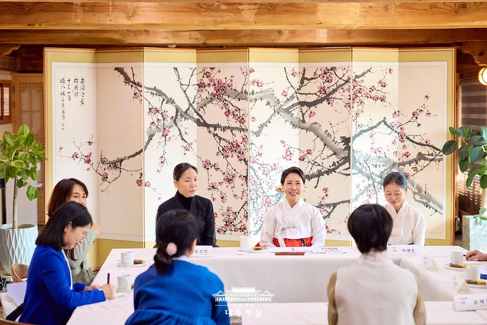 김혜경 여사가 30일 경북 국립경주박물관 내 수묵당에서 한복디자이너 차담회를 하고 있다.