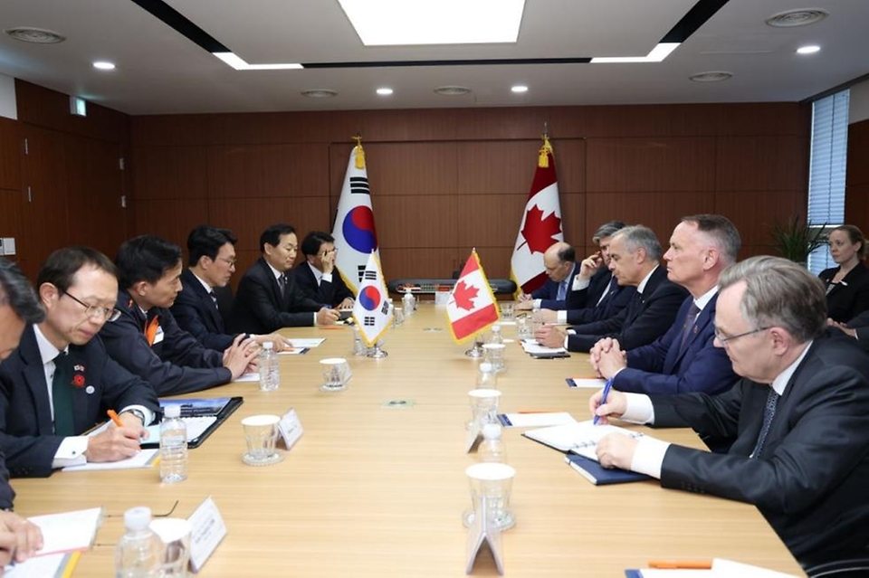 김민석 국무총리가 30일 경남 거제 한화오션 거제조선소에서 마크 카니 캐나다 총리를 만나 양국 안보·국방 분야에 관한 의견을 나누고 있다.