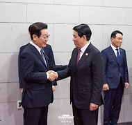 이재명 대통령과 르엉 끄엉 베트남 국가주석이 30일 경북 경주 APEC 정상회의장에서 열린 한-베트남 정상회담에 앞서 악수하고 있다.