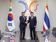 이재명 대통령과 아누틴 찬위라꾼 태국 총리가 30일 경북 경주 APEC 정상회의장에서 열린 양자회담에 앞서 악수하고 있다.