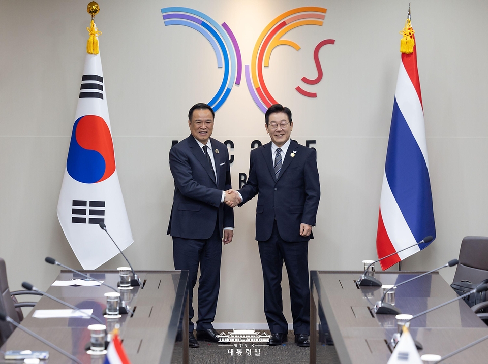 이재명 대통령과 아누틴 찬위라꾼 태국 총리가 30일 경북 경주 APEC 정상회의장에서 열린 양자회담에 앞서 악수하고 있다.