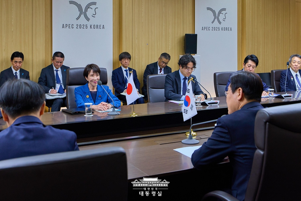 이재명 대통령과 다카이치 사나에 일본 총리가 30일 경북 경주 APEC 정상회의장에서 열린 한일 정상회담을 하고 있다.