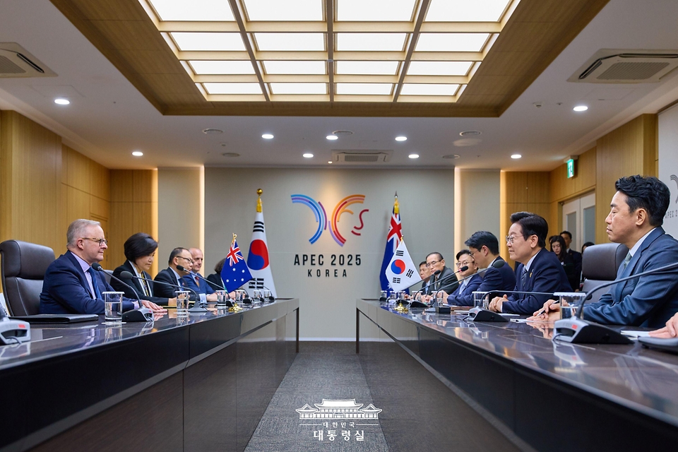 이재명 대통령과 앤소니 알바니지 호주 총리가 30일 경북 경주 APEC 정상회의장에서 열린 한-호주 정상회담을 하고 있다.